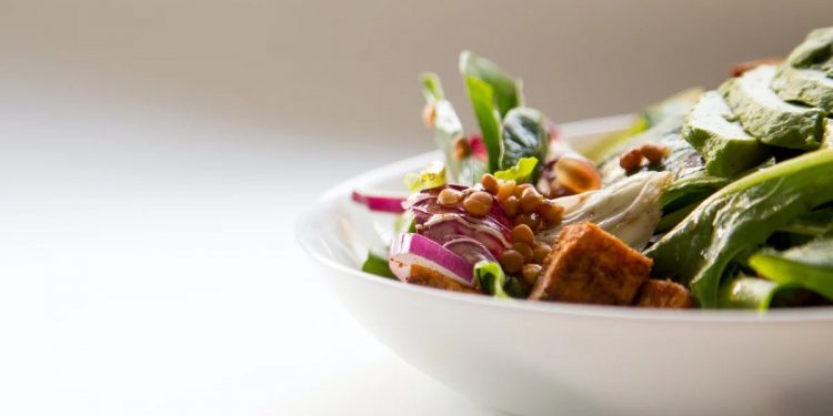 Comer saludable no es hacer dieta: ¿Cómo se debería distribuir la comida en el plato?