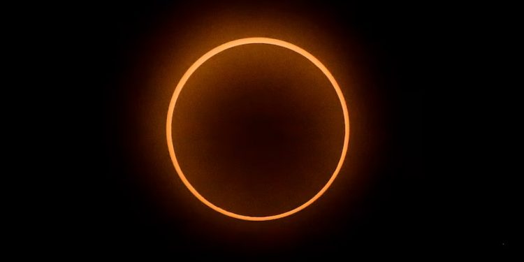 Todo lo que necesitas saber sobre el eclipse solar anular de esta tarde