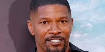 Jamie Foxx emocionó al público al hablar sobre su hospitalización durante su regreso al escenario en un show de stand-up