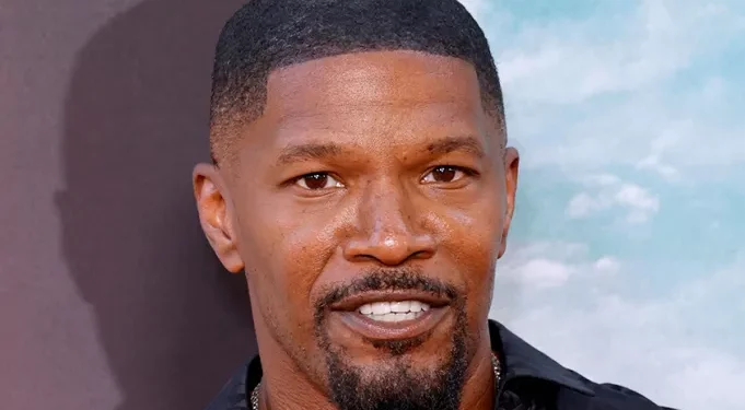 Jamie Foxx emocionó al público al hablar sobre su hospitalización durante su regreso al escenario en un show de stand-up