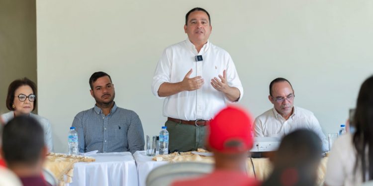Plan Sierra y Fondo Agua Yaque del Norte firman acuerdos para promover sistemas silvopastoriles en La Sierra