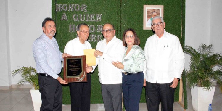 Instituciones entregan reconocimientos al padre Darío Taveras, propulsor de la Fundación Monumento Viviente