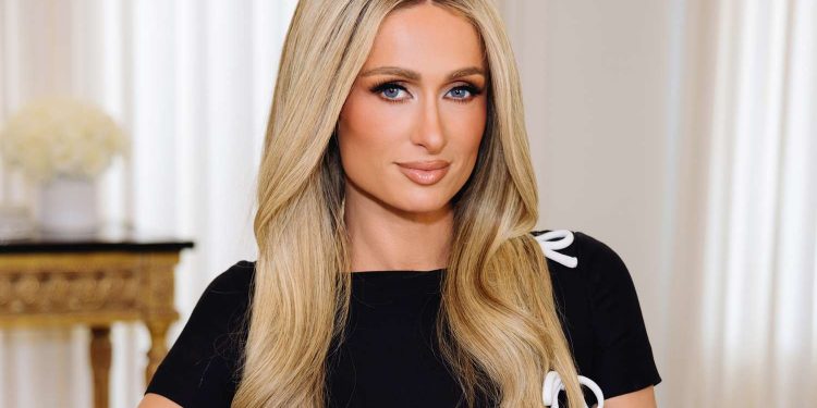 Paris Hilton compartió detalles sobre su diagnóstico de TDAH, diciendo: «Mi mente no sigue un camino lineal, pero eso me permite superar los límites»