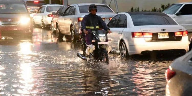 COE eleva a cinco las provincias en alerta amarilla por vaguada y onda tropical