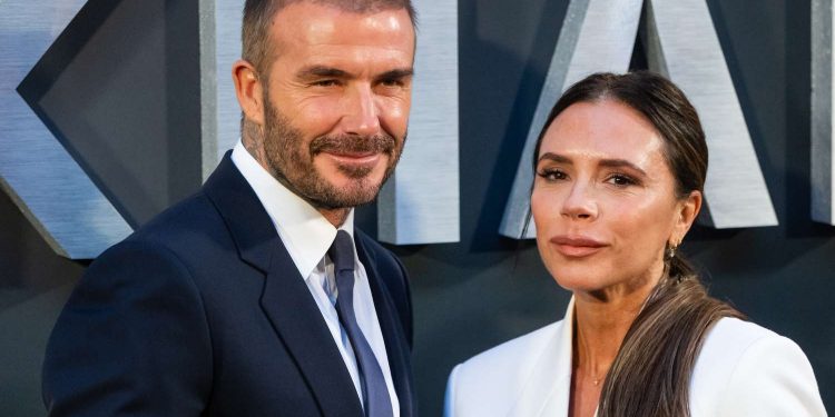 Victoria Beckham se siente incómoda con el estilo de vestir de su esposo David: «Lo encuentra un poco vergonzoso»