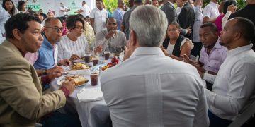 Presidente Abinader inicia entrega de bonos navideños con la Brisita de la Navidad