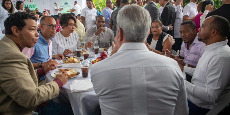Presidente Abinader inicia entrega de bonos navideños con la Brisita de la Navidad