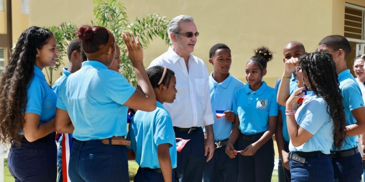 Abinader anuncia construcción de 4,000 nuevas aulas para 2025 e inaugura centros educativos en Pantoja y Pedro Brand