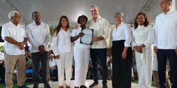 Presidente Abinader entrega 394 títulos de propiedad en Ramón Santana, San Pedro de Macorís