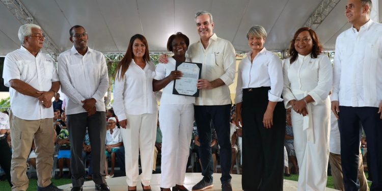 Presidente Abinader entrega 394 títulos de propiedad en Ramón Santana, San Pedro de Macorís
