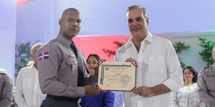 Presidente Abinader lidera histórica graduación de 1,016 policías formados bajo nueva reforma policial
