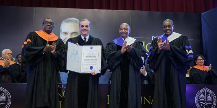 Presidente Abinader recibe Doctorado Honoris Causa de la UASD