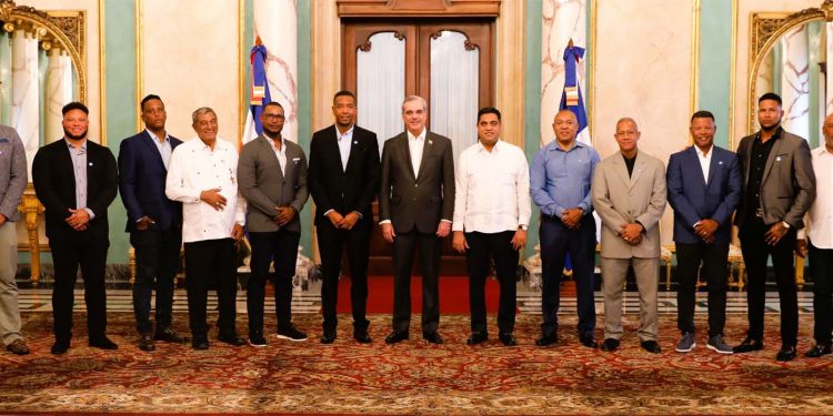 Presidente Abinader recibe al equipo dominicano de béisbol que representará al país en el torneo Premier 12 en Asia