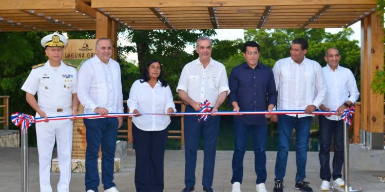 Presidente Abinader y ministro de turismo inauguran renovada Laguna Gri-Gri en Río San Juan