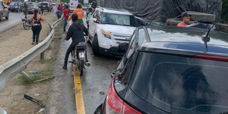 Grave accidente en la autopista Santiago Navarrete deja 10 heridos