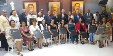 Alcaldía de La Vega honra a destacados educadores con el “Mérito Magisterial” en reconocimiento a su labor docente