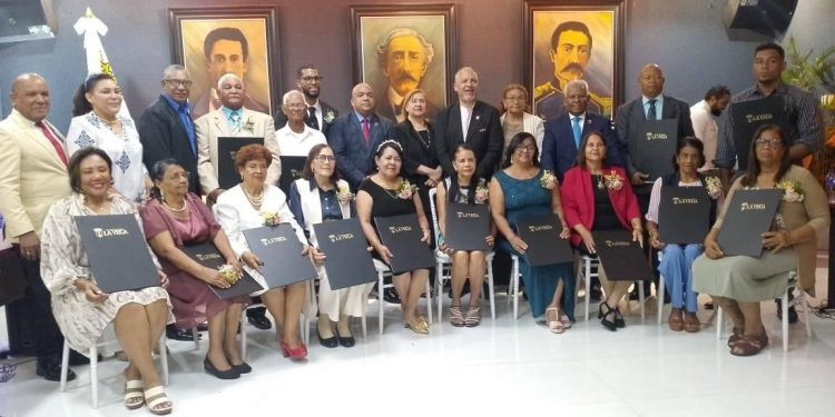 Alcaldía de La Vega honra a destacados educadores con el “Mérito Magisterial” en reconocimiento a su labor docente