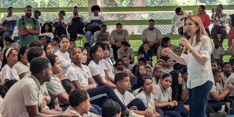 Carolina Mejía lleva programa educativo sobre manejo de residuos y responsabilidad ciudadana a centros escolares