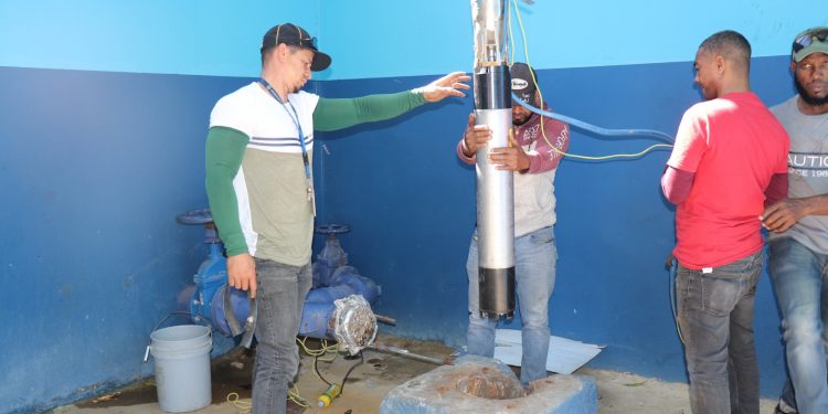 Coraasan restaura servicio de agua potable en Villa González tras sustituir motor de bomba en pozo Palmar I