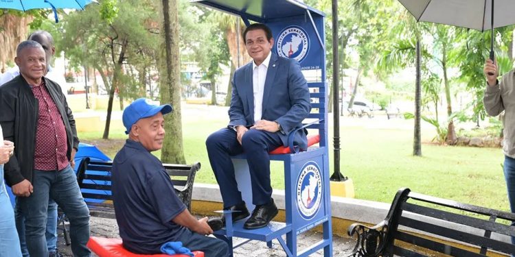 Senador Daniel Rivera Inicia Proyecto para Dignificar el Trabajo de Limpiabotas en Santiago
