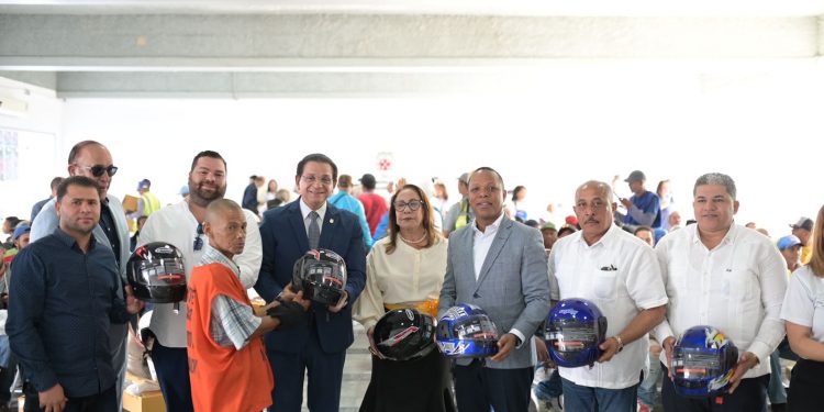 Senador Daniel Rivera impulsa seguridad vial en Santiago con entrega de 300 cascos protectores