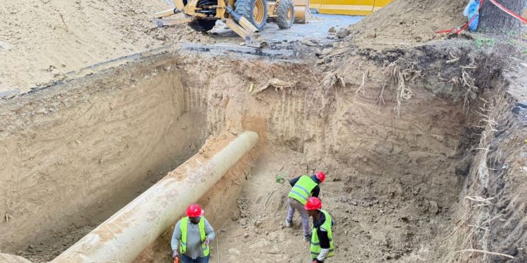 Director de Coraasan supervisa construcción de registros para válvulas hidráulicas en Bella Vista