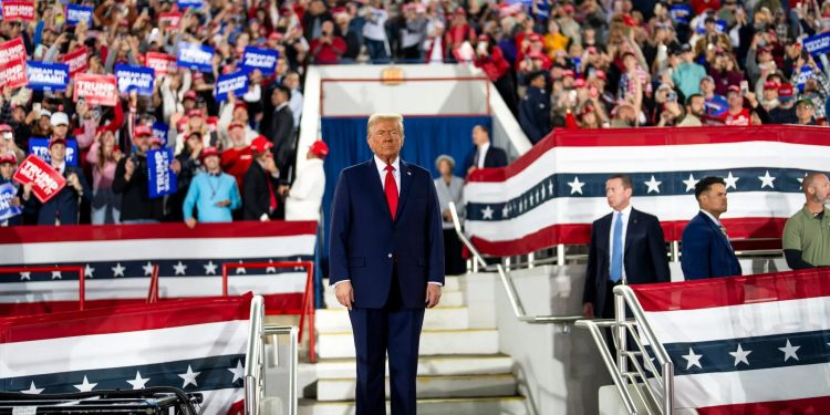 Harris y Trump cierran sus campañas en EE.UU. con estados de ánimo opuestos y una carrera sin favorito claro