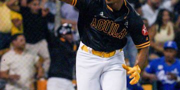 Eddys Leonard guía el triunfo de las Águilas sobre el Licey con hit de oro en emocionante encuentro