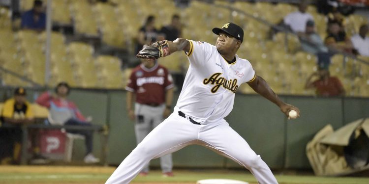 Enny Romero brilla en el montículo y las Águilas vencen a los Gigantes 3-1