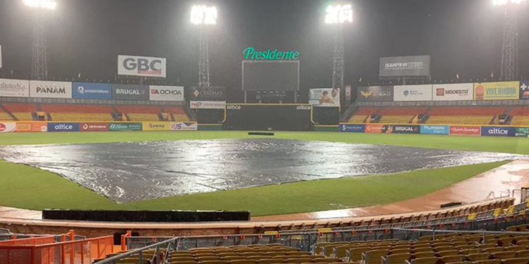 Mal tiempo provoca nueva suspensión del juego Toros vs Águilas en Santiago