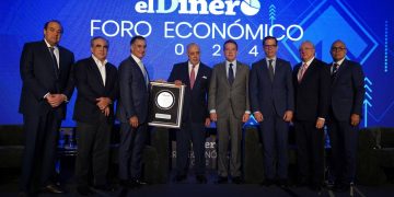 Félix García es reconocido por sus aportes económicos y sociales en el Foro Económico elDinero 2024