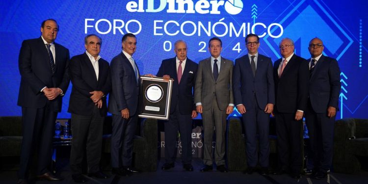 Félix García es reconocido por sus aportes económicos y sociales en el Foro Económico elDinero 2024