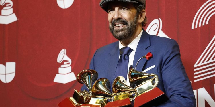 Juan Luis Guerra arrasa en los Latin Grammy 2024 con cuatro premios, incluyendo Álbum del Año