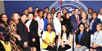 Maestros bilingües dominicanos en NY enfrentan limbo migratorio por investigación de trata de personas