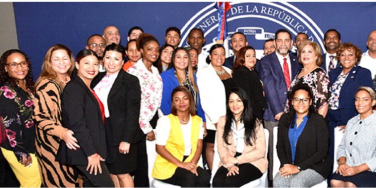 Maestros bilingües dominicanos en NY enfrentan limbo migratorio por investigación de trata de personas