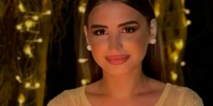 Mujer de 22 años fallece tras someterse a rinoplastia en clínica elegida a través de TikTok