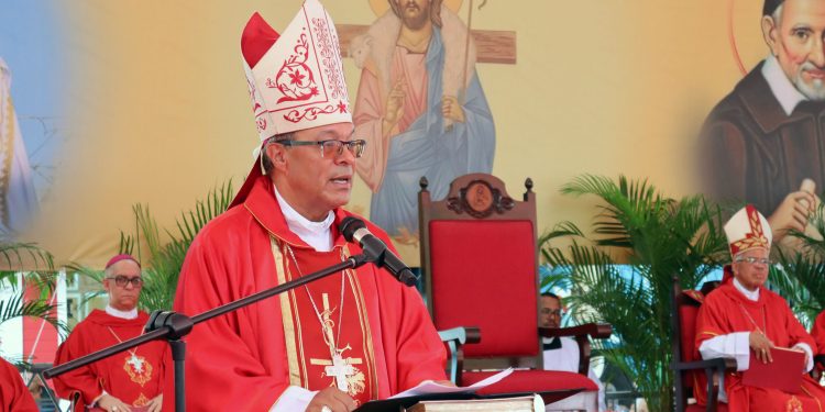 Monseñor Faustino Burgos Brisman es instalado como nuevo obispo de Baní