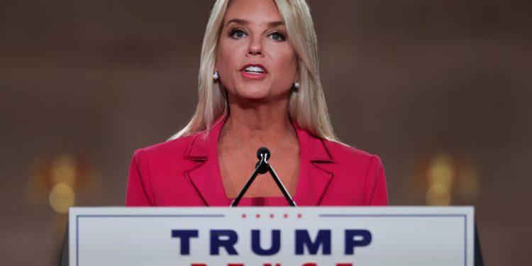 Trump elige a Pam Bondi como fiscal general tras la retirada de Matt Gaetz