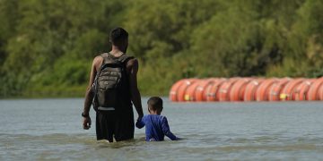 Texas refuerza barreras y boyas en el Río Bravo ante la crisis migratoria