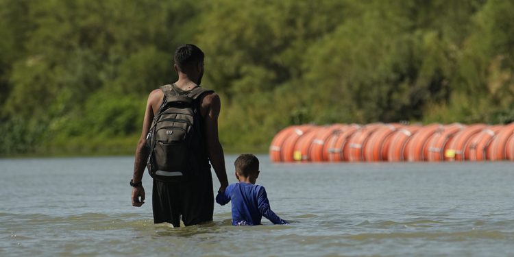 Texas refuerza barreras y boyas en el Río Bravo ante la crisis migratoria
