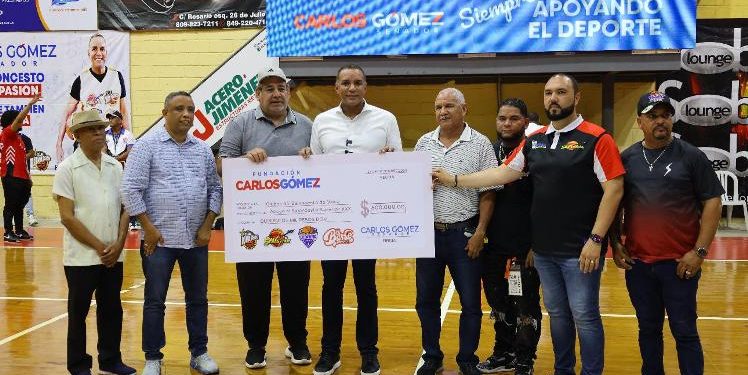 Senador Carlos Gómez entrega aporte de RD$500,000 a clubes de baloncesto en Moca