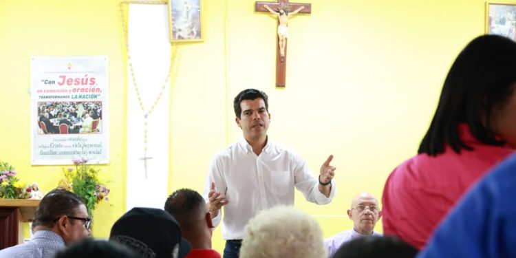 Wellington Arnaud se reúne con comunitarios de Los Ciruelitos y el Hoyo de Bartola para avanzar en proyecto de saneamiento