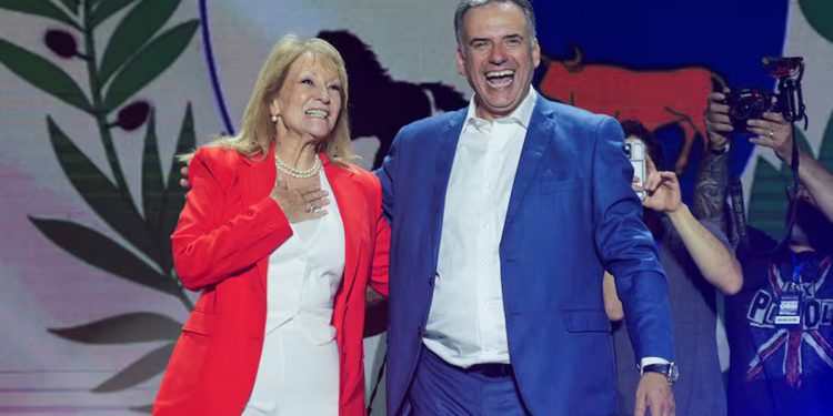 Yamandú Orsi lleva al Frente Amplio de vuelta al poder en Uruguay tras vencer en elecciones presidenciales