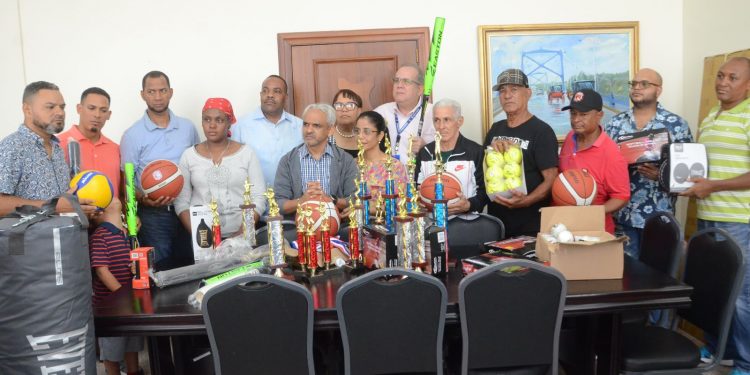 Alcaldía de Santiago entrega utilería deportiva para fortalecer el deporte local