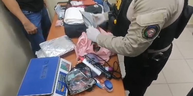 Arrestan a mujer con dos paquetes de presunta cocaína en el Aeropuerto Cibao