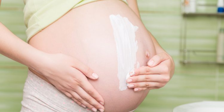 Ingredientes cosméticos que es mejor evitar durante el embarazo