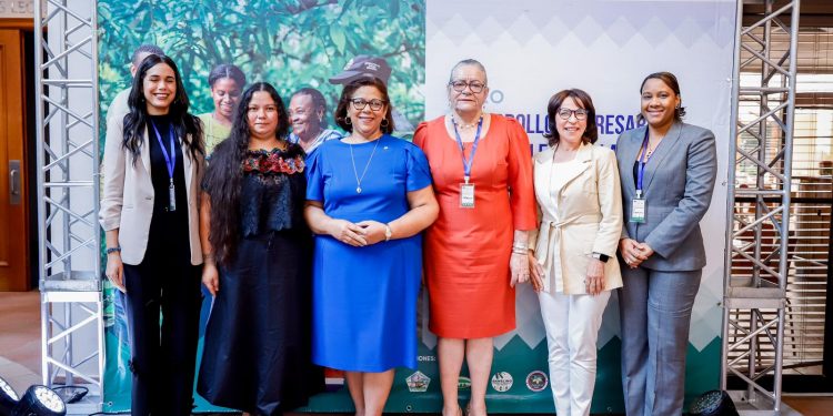 Vicealcaldesa de Santiago destaca compromiso con la sostenibilidad en Foro Caribeño