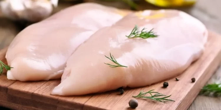 Evita este error común al comprar pechuga de pollo en la carnicería