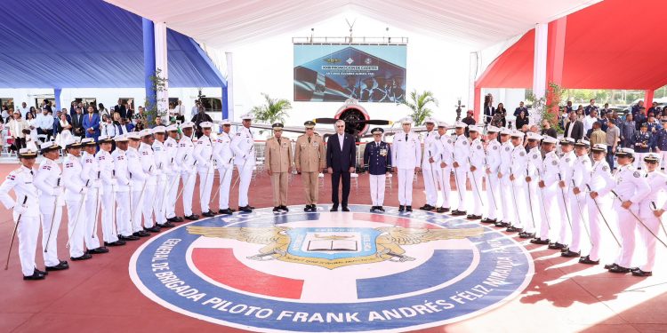 Presidente Luis Abinader lidera graduación de 29 cadetes de la Fuerza Aérea en Ciencias Aeronáuticas