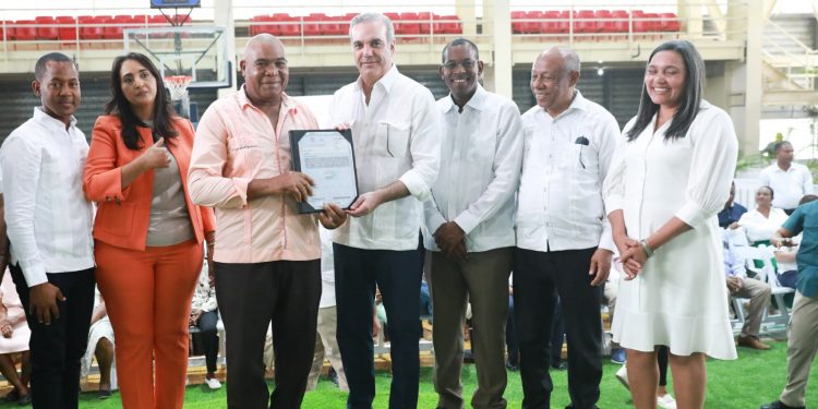 Presidente Abinader entrega 450 títulos de propiedad en Las Clavellinas, Azua